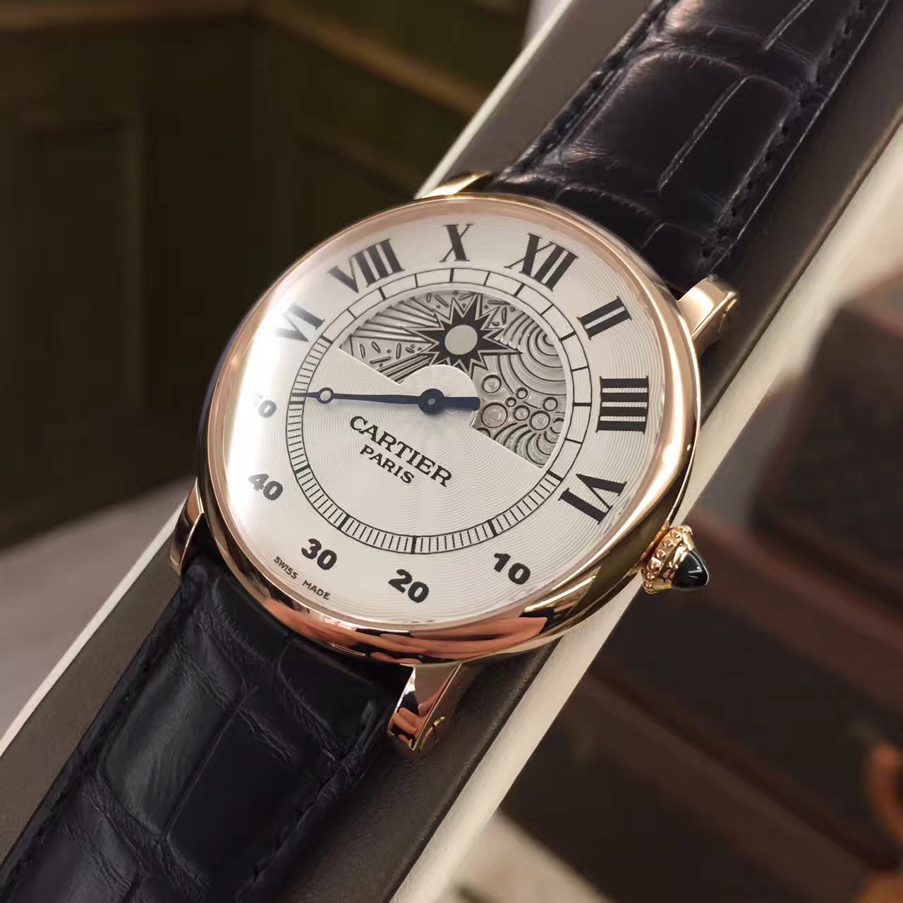 卡地亚CPCP“巴黎私人珍藏系列”（Collection Privée Cartier Paris），42毫米表径，18K玫瑰金，巴黎工作室，背透手动机械双C雕花机芯，特殊指针面盘展示昼夜的时空穿梭。时针以太阳与月亮的指向为准，分针沿下半部分半圆飞返式走向。 全套附件齐全。