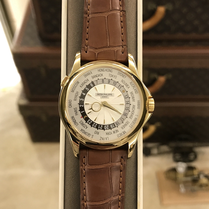 PATEK PHILIPPE 百达翡丽 复杂功能时计系列，5130J-001。39.5毫米表径，18K黄金表壳，雕花面盘，银白色太阳纹装饰盘心，金质立体时标，世界时功能，自产Caliber 240 HU自动上弦机械机芯，动力储备48小时。专柜定价：317700元。 单表附保卡说明书。