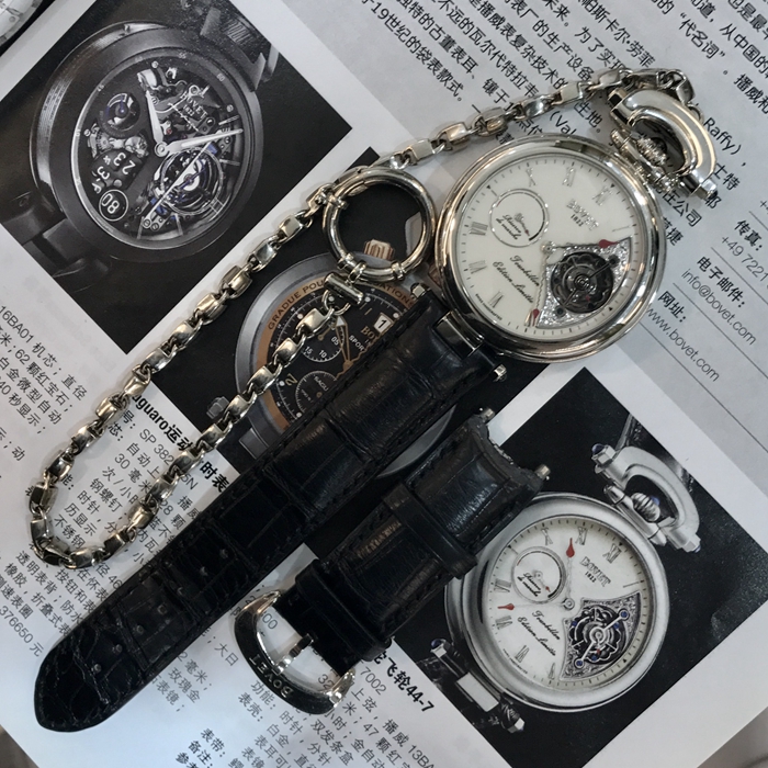 Bovet 播威，AIT 7002。全球限量10支，编号：1 。18K白金表壳，44毫米表径，正反面两用佩戴， 陀飞轮装置，大明火珐琅面盘及白金雕花镂空面两用，也可拆卸做怀表使用。自产13BAO5自动上弦机械机芯。专柜定价：2500000元。 单表附件。