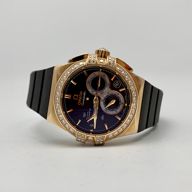 Omega 欧米茄 星座系列，121.57.35.50.13.001。35毫米表径，18K玫瑰金原钻表壳，深棕色面盘，日期显示、计时功能，Cal.3313自动上弦机械机芯，动力储备52小时，专柜定价：206700元。 单表无附件。