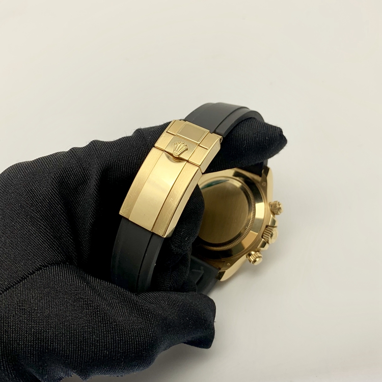Rolex 劳力士 宇宙计型迪通拿系列，116518 后加钻。40毫米表径，18K黄金表壳，计时功能，自动上弦机械机芯。 单表无附件。