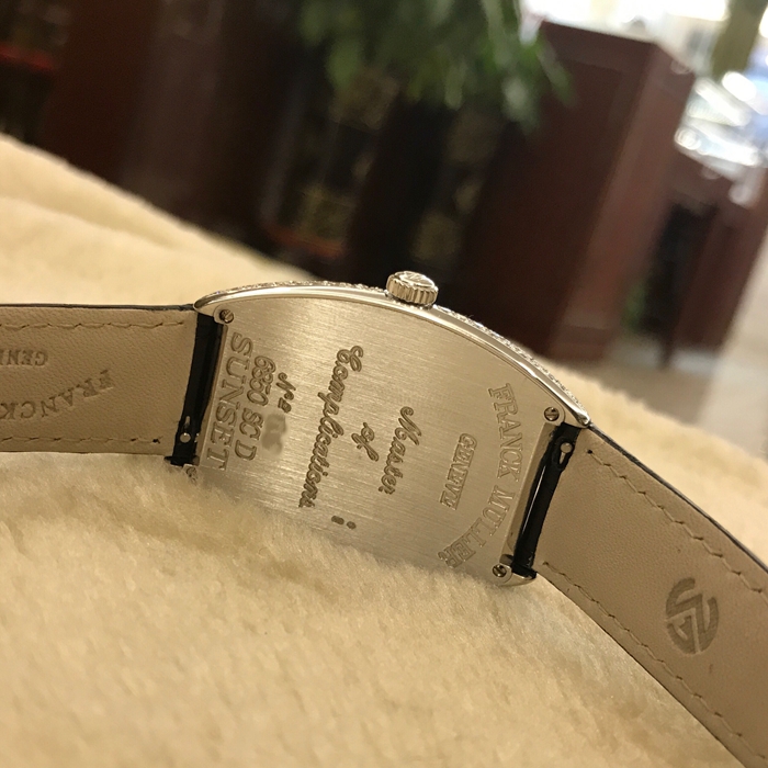 FRANCK MULLER 法兰克穆勒 CINTR?E CURVEX系列，6850。34x47毫米表径，18K白金原钻钻圈钻耳，白色面盘黑字，自动上弦机械机芯。 未使用品全套附件齐全。