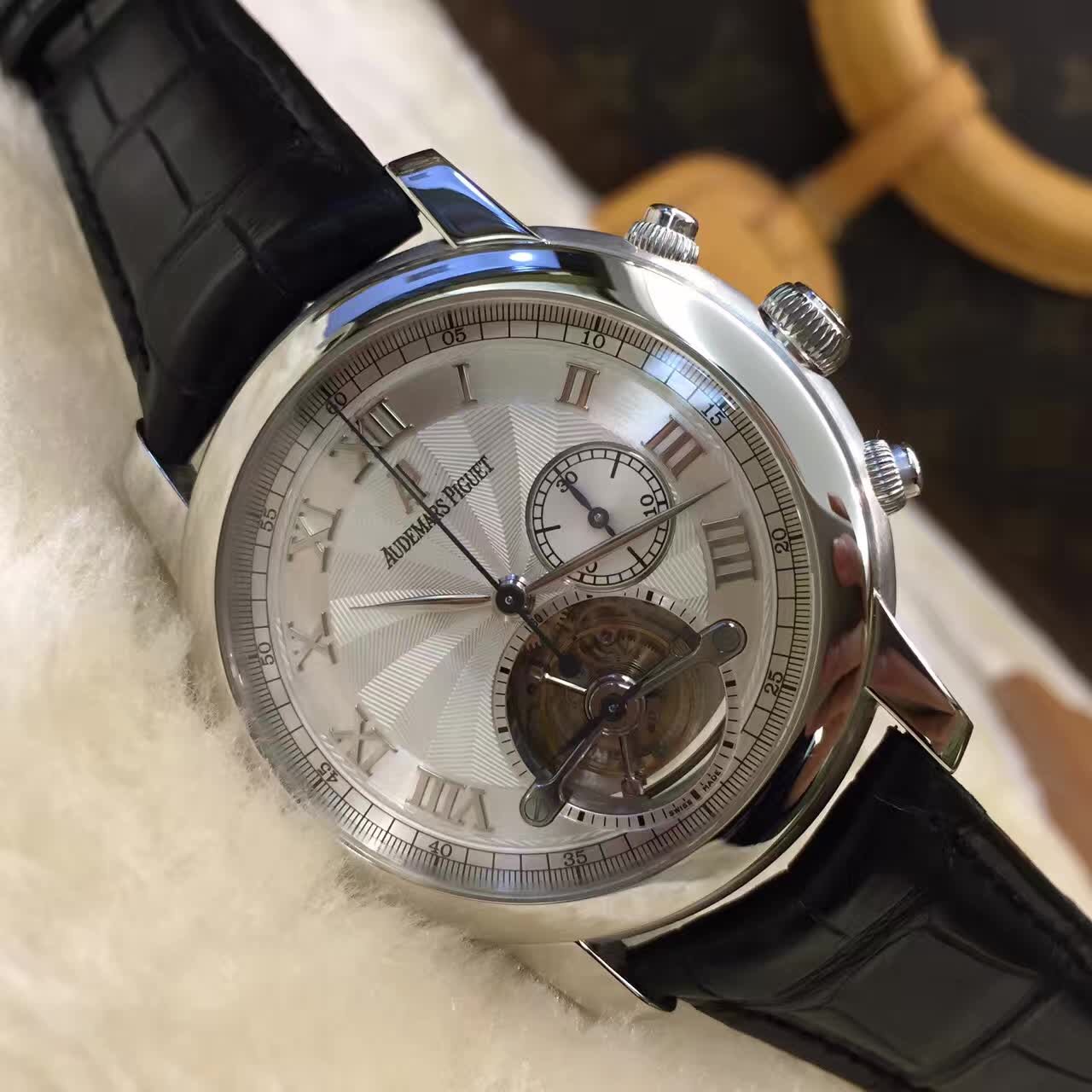 Audermars Piguet 爱彼 JULES AUDEMARS系列，?26050PT.OO.D002CR.01。43毫米表径，?PT950铂金表壳。深灰色圆形表盘。3点位置小秒针显示，6点位置陀飞轮装置，三问计时功能，背透镂空手动上弦机械机芯。公价：3878000元。 单表无附件。