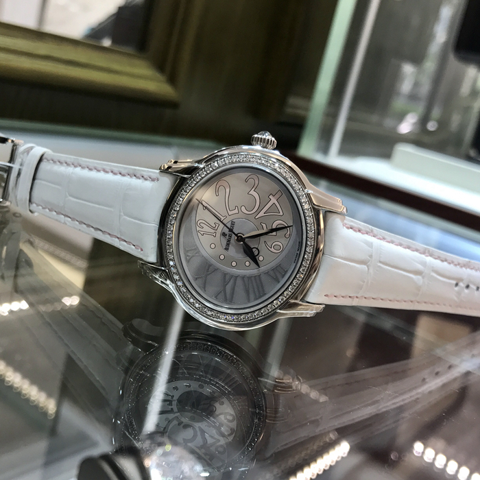 Audermars Piguet 爱彼 Millenary千禧系列，77301ST.ZZ.D009CR.01。39毫米表径，精钢表壳镶嵌钻石，银灰色椭圆形面盘，自动上弦机械机芯。 全套附件齐全。