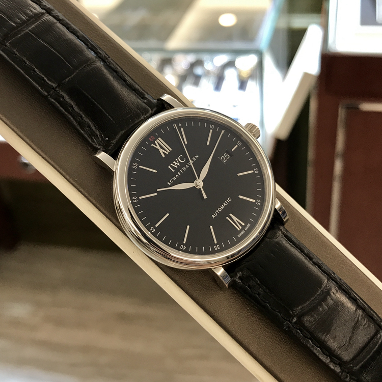 IWC 万国 柏涛菲诺系列，IW356502。40毫米表径，精钢表壳，黑色面盘，3点位置日期显示，35111自动上弦机械机芯，专柜定价：33600元。 单表无附件。