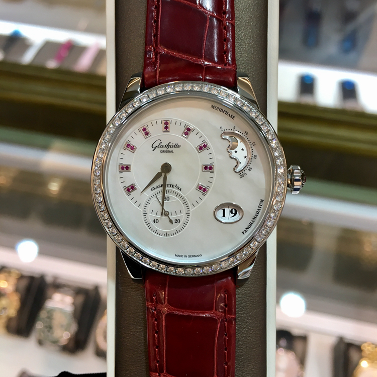 Glashutte 格拉苏蒂原创 女表90系列，1-90-12-05-30-01。精钢39.4毫米表径，原装镶钻，镶嵌 64 颗钻石(总重约 0.95ct，VVS), 表冠镶嵌红宝石 (约 0.022ct, VVS)。珍珠母贝白色表盘，18颗红宝石（约0.045克拉，VVS）。金质偏心盘指针，大日历显示，月相显示，自动上弦机械机芯，动力储备42小时，全球限量50枚。专柜定价：154000元。 未使用品全套附件齐全。