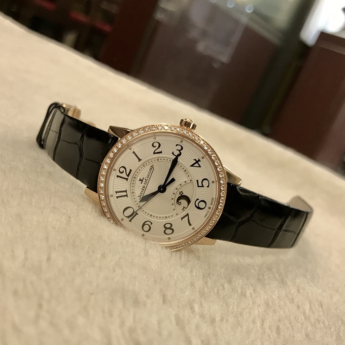 Jaeger-LeCoultre 积家 约会系列，Q3442520。34毫米表径，18K玫瑰金表壳镶嵌60颗钻石，约0.69克拉。银色扭索饰纹面盘，6点位置月相显示，蓝宝石水晶玻璃表镜，自动上弦机械机芯。专柜定价：178500元。 全套附件齐全。
