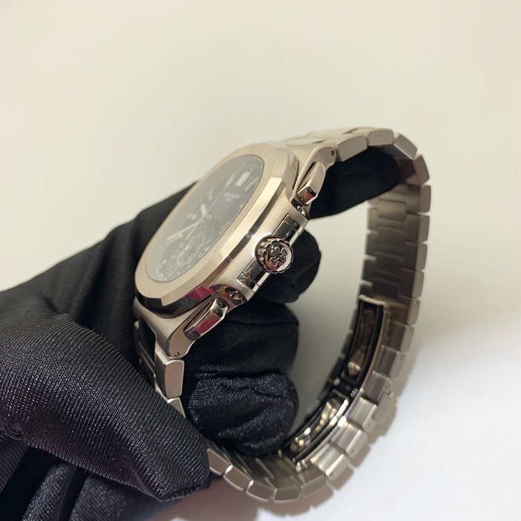 PATEK PHILIPPE 百达翡丽 NAUTILUS 运动系列，5976/1G。44毫米表径，18K白金表壳，蓝色PVD处理的18K金面盘，横向凸纹图案装饰及