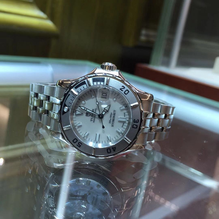 Tudor 帝舵 HERITAGE ADVISOR系列，99090p。26毫米表径，精钢表壳，白色面盘，3点位置日期显示，自动上弦机械机芯。专柜定价23700元。 单表附保卡。