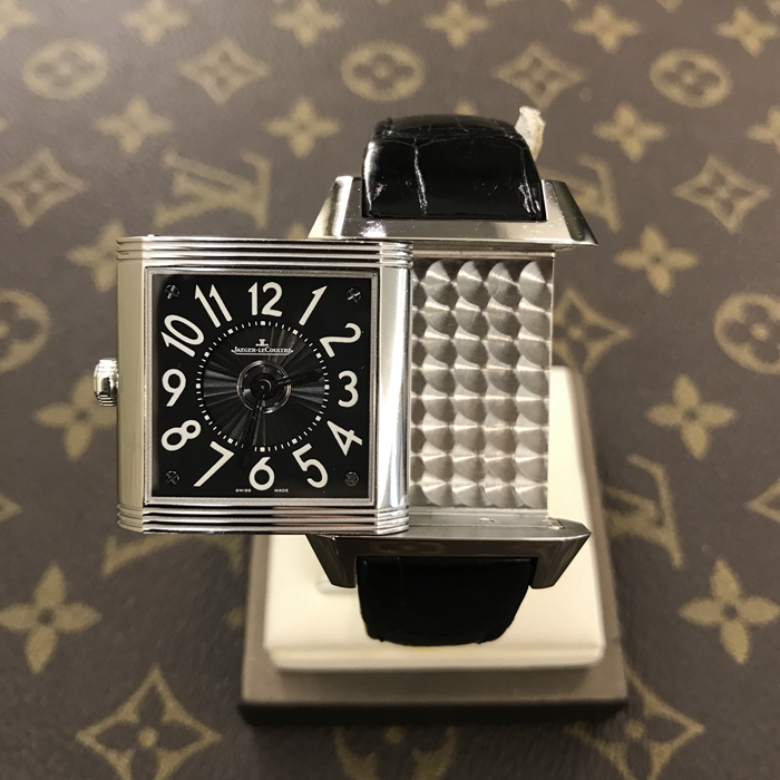 Jaeger-LeCoultre 积家 Reservo 翻转腕表系列，Q7058420。42x28.8毫米表径，精钢表壳镶嵌36颗钻石，约0.58克拉，银色正面表盘，扭索形及阳光形饰纹，6点位置日期显示，黑色背面表盘，配备外露摆陀。自动上弦机械机芯，动力储备42小时。 单表无附件。