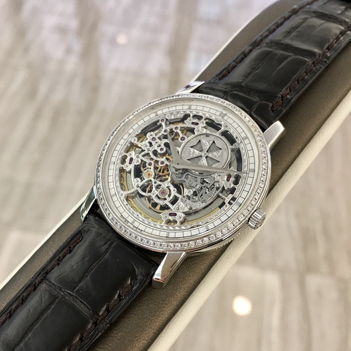 Vacheron Constantin 江诗丹顿 TRADTIONNELLE 传袭系列，43578/000G-9393。38毫米表径，18K白金表壳镶嵌82颗钻石，重约0.43克拉，镂空面盘，自动上弦机械机芯，动力储备40小时。专柜定价：618000元。 单表无附件。