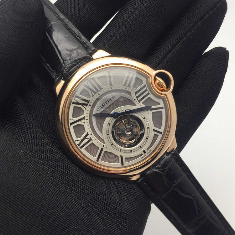 Cartier 卡地亚 Ballon Bleu 蓝气球系列，W6920001。46毫米表径，18K玫瑰金表壳，深灰色立体表盘设计，罗马数字时标，陀飞轮功能，手动上弦机械机芯，动力储备50小时，专柜定价：765000元。 单表无附件。