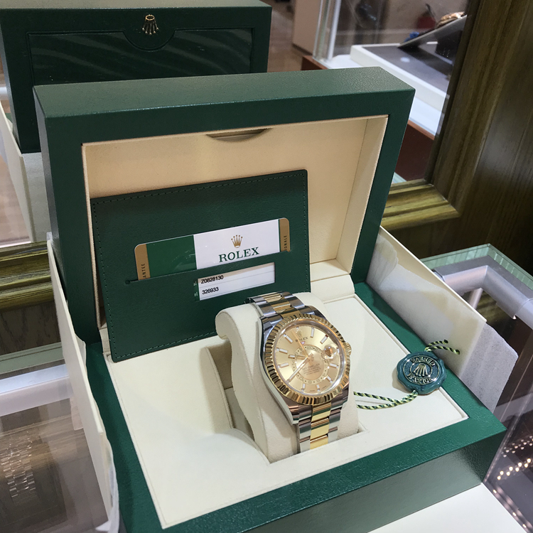 ROLEX  劳力士 SKY-DWELLER系列，m326933-0001。42毫米表径，18黄金三角坑纹双向旋转外圈，香槟色面盘，中央时、分及秒针；偏心24小时盘；第二时区显示；3点钟位置瞬时变更年历及易调日历设定；表盘周边设有12个月份显示窗；秒针暂停功能以准确调校时间，自产9001自动上弦机械机芯，动力储备72小时，专柜定价：129900元。 全套附件齐全。