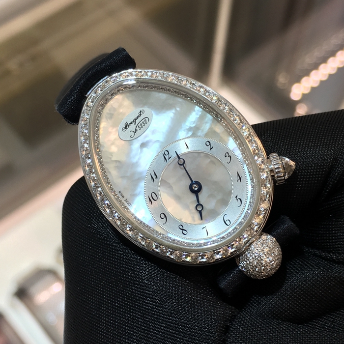 Breguet 宝玑 Reine de Naples 那不勒斯皇后系列，8928BB/58/844 DD0D。33毫米表径，18K白金原钻表壳，镶嵌一颗梨形钻石。白贝母面盘，自动上弦机械机芯，动力储备40小时。专柜定价：284200元。 单表无附件。