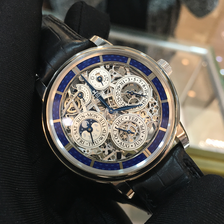 Jaeger-LeCoultre 积家 master 大师系列，50635SQ。42毫米表径，18K白金表壳，镂空珐琅面盘，指针式日期、月份、星期显示，月相显示、动力储备显示功能，Cal.876SQ手动上弦机械机芯，动力储备192小时，专柜定价：895000元。 单表无附件。