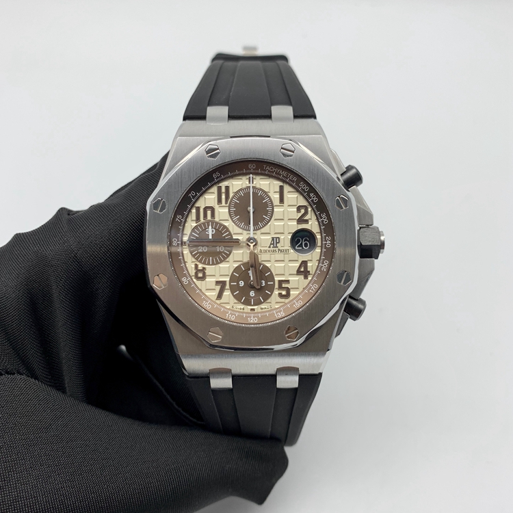 Audermars Piguet 爱彼 皇家橡树离岸型系列，26470ST.OO.A801CR.01。42毫米 表径，精钢表壳，象牙白表盘镌刻“Méga Tapisserie”超大格纹装饰，搭配棕色计时器、棕色荧光阿拉伯数字、白金荧光皇家橡树指针及棕色内表圈，3点位置日期显示， Cal.3126/3840自动上弦机械机芯，?专柜定价：195000元。 单表无附件。