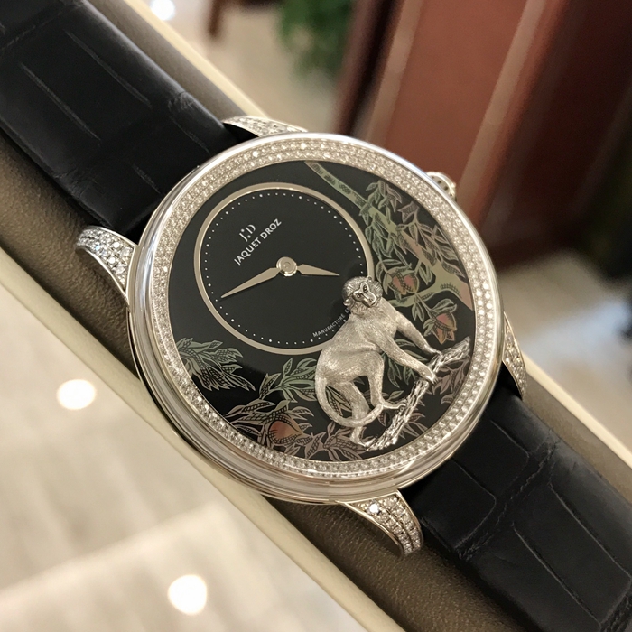 Jaquet Droz 雅克德罗 Ateliers d'art 艺术工坊系列 J005024280。41毫米表径，18K白金表壳，表盘内手工雕刻猕猴，彩绘黑贝母，18K金猴自动陀。蓝宝石水晶表镜。自动上弦机械机芯，动力储备68小时。全球限量88支。专柜定价：664000元。 单表无附件。