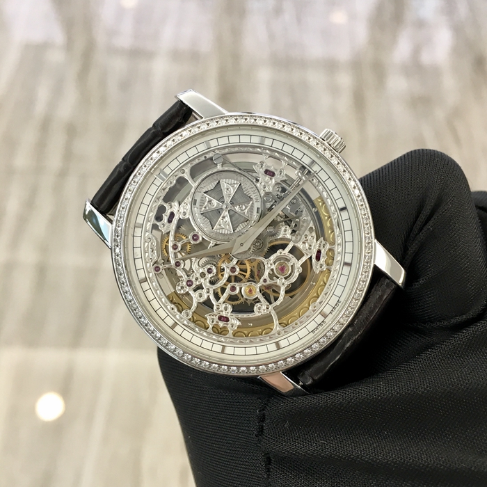 Vacheron Constantin 江诗丹顿 TRADTIONNELLE 传袭系列，43578/000G-9393。38毫米表径，18K白金表壳镶嵌82颗钻石，重约0.43克拉，镂空面盘，自动上弦机械机芯，动力储备40小时。专柜定价：618000元。 单表无附件。