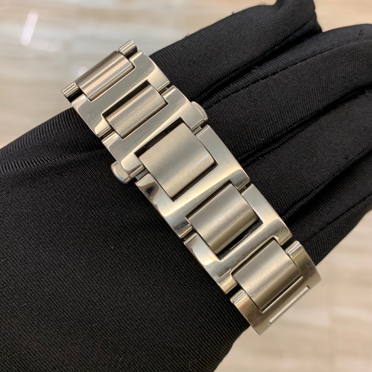 Cartier 卡地亚 Ballon Bleu 蓝气球系列，W69012Z4。42.1毫米表径，精钢表壳，银白色面盘，罗马数字时标，3点位置为日期显示，Cal.049自动上弦机械机芯，动力储备42小时，专柜定价：49100元。 单表无附件。