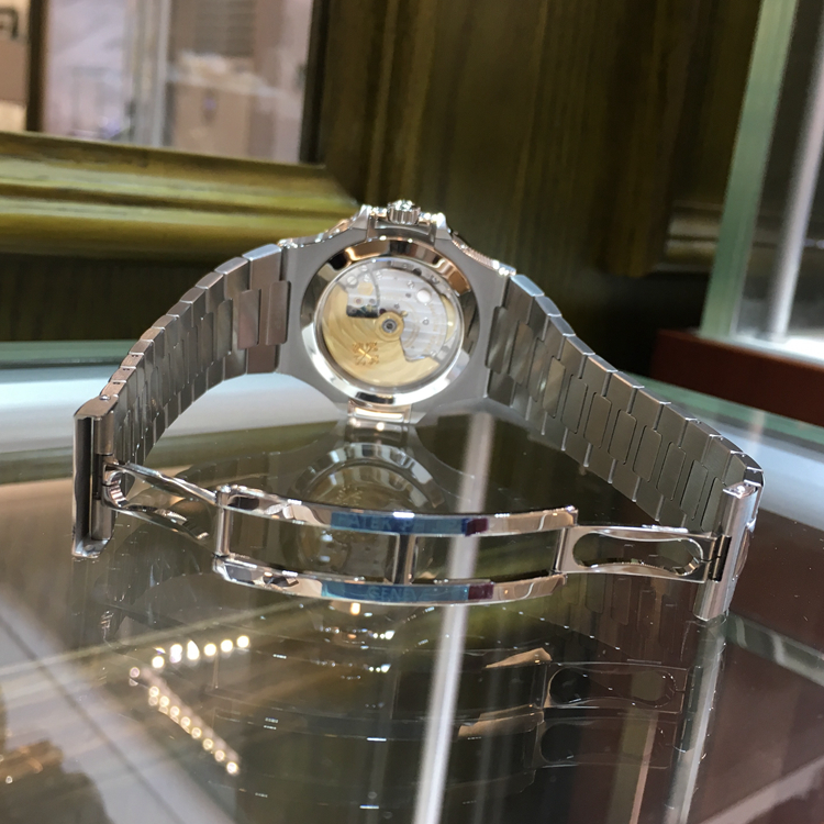 PATEK PHILIPPE 百达翡丽 NAUTILUS 运动系列，5726/1A-001。40.5毫米表径，精钢表壳，黑色渐变表盘，覆荧光涂层金质立体时标，3点位置视窗式日期显示、月相显示，12点位置星期、月份显示，不锈钢链带，配有nautilus折叠式表扣，旋入式表冠，324 S QA LU 24H/303自动上弦机械机芯，动力储备45小时。专柜定价：333100元。 未使用品全套附件齐全。