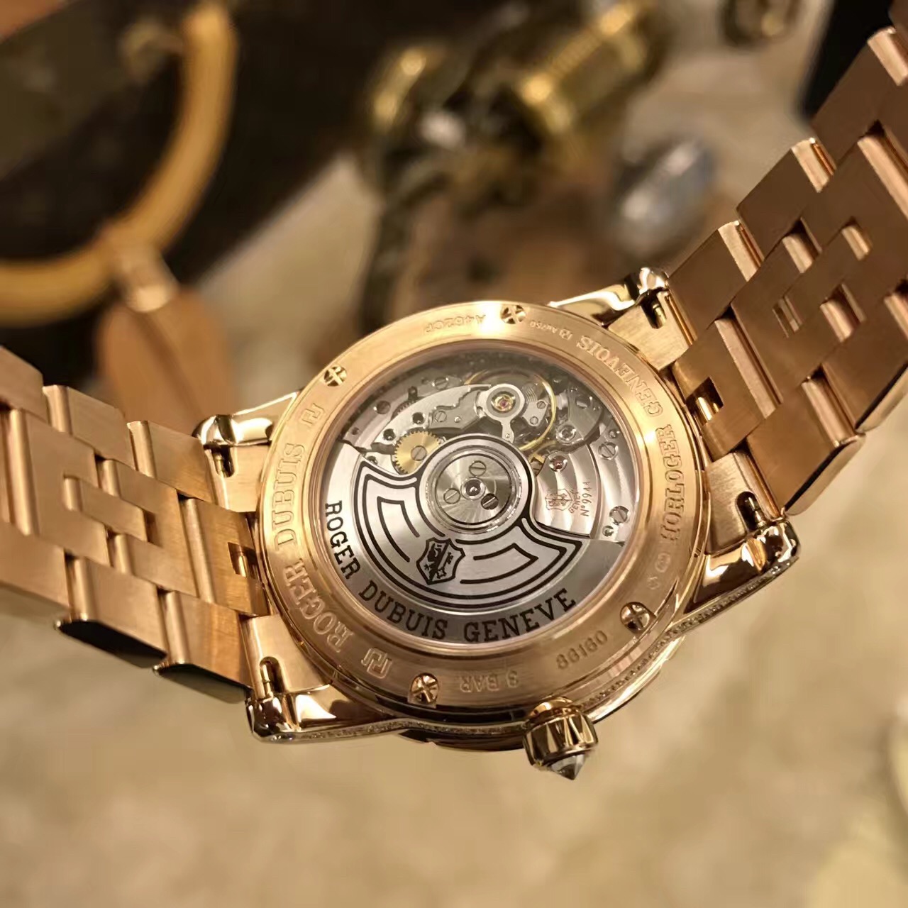 Roger Dubuis罗杰杜彼 Excalibur 王者至尊系列，RDDBEX0416。18k玫瑰金满钻，铺镶明亮式切割钻石（约11.92克拉）。 36毫米表径。铺镶钻石表盘，罗马金质字立体罗马时标。自产 RD821 自动上链机械机芯，动力储备48小时，机芯镌刻日内瓦印记。