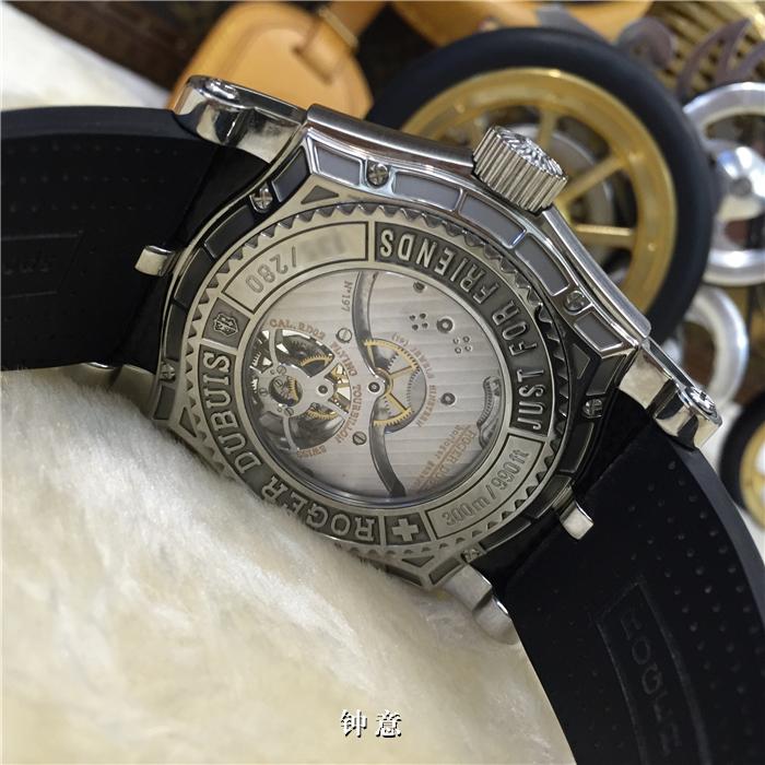 RRogerDubuis 罗杰杜彼 陀飞轮，48毫米表径，精钢表壳，18K白金表圈，玫瑰金面盘，日内瓦印记，橡胶表带，限量280只。手动上弦机械机芯。 单表无附件。