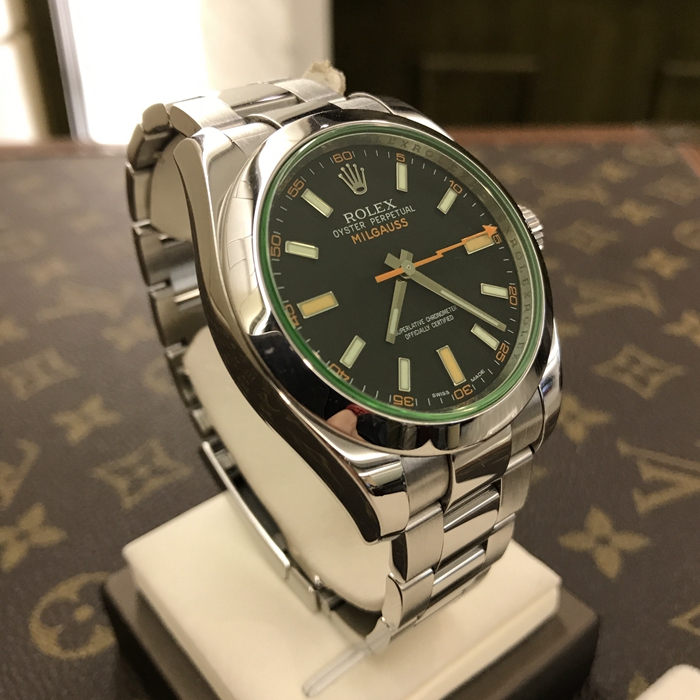 ROLEX 劳力士 MILGAUSS系列?，116400GV。40毫米表径，精钢表壳，绿玻璃，橙色闪电针?，自产3131自动上弦机械防磁机芯，动力储备48小时。专柜定价：63200元。 单表附保卡。