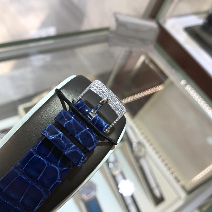 Van Cleef & Arpels 梵克雅宝 诗意复杂功能腕表系列， VCARN9VI00。梵克雅宝恋人之桥腕表的技术和创意名动一方，在表盘中，男孩显示分钟，女孩显示小时，表盘成为一对恋人的相遇地点，在每天23：55的时候女孩终于轻轻一跃，扑到男孩怀中，深情拥吻5分钟，这款腕表堪称机械与爱情的完美结合。 未使用品全套附件齐全。