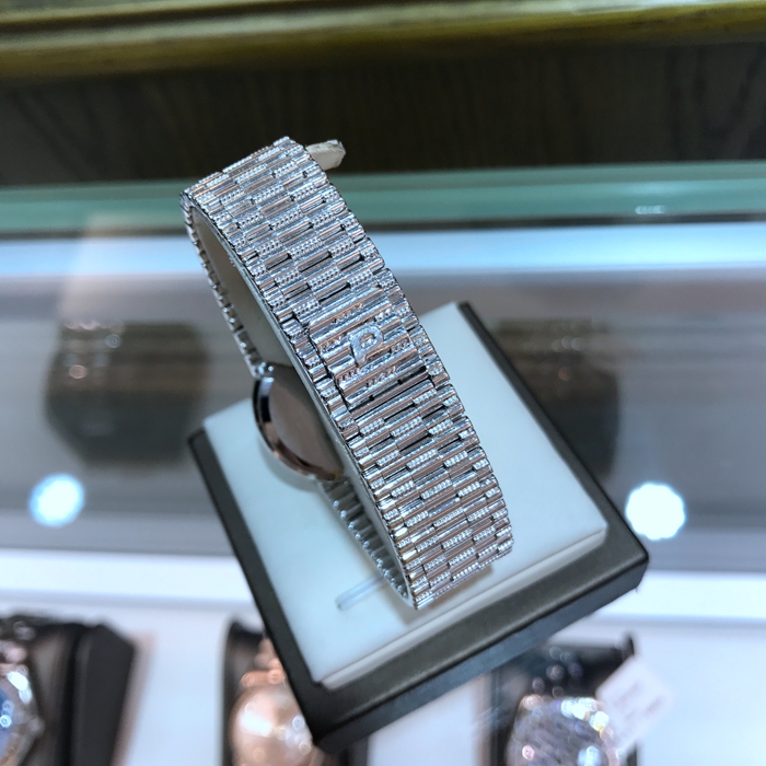 PIAGET 伯爵 珠宝腕表系列，G0A09676。24.6毫米表径，18K白金镶钻表壳，银灰色面盘，钻石时标，手动上弦机械机芯。专柜定价：394900元。 单表无附件。
