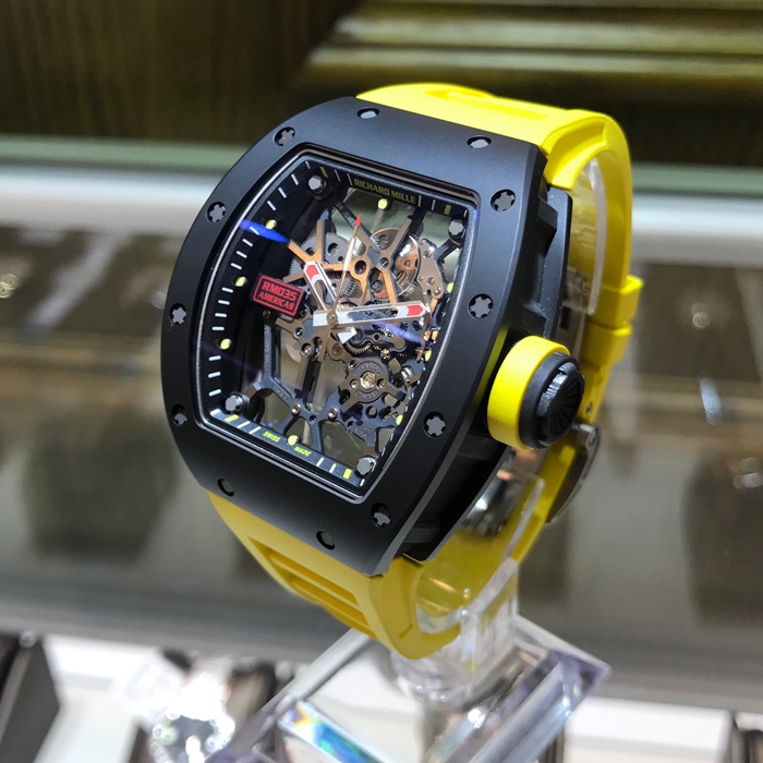 RICHARD MILLE 理查德米勒 男士系列，RM035 AMERICAS。42*50毫米表径，黑钛表壳，镂空机械机芯，黄圈美洲特别版，限量50枚。 单表无附件。