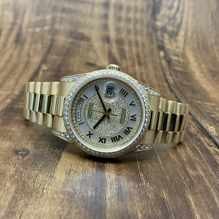 Rolex 劳力士 星期日历型系列，m118388-0030。36毫米表径，18K黄金原钻表壳，珍珠母贝密镶钻石面盘，罗马数字时标，中央时、分及秒针；快调瞬跳星期日历；3点位置为防反光凸透式放大日历窗，12点位置为星期显示，3155自动上弦机械机芯。 全套附件齐全。