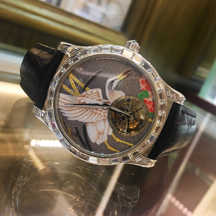 Jaeger-LeCoultre 积家 master 大师系列，珐琅瓷面白鹤亮翅大T钻陀飞轮，42毫米表径，T方钻圈钻耳，雕花表壳。全球限量3枚第1枚，公价200多万。 未使用品单表无附件。