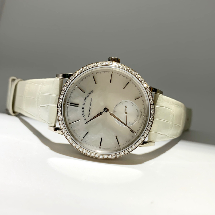 A. Lange & Sohne 朗格 SAXONIA系列，840.029。37毫米表径，18K白金原钻表壳，珍珠贝母面盘，Cal.L086.4自动上弦机械机芯，动力储备72小时，专柜定价：338000元。 全套附件齐全。
