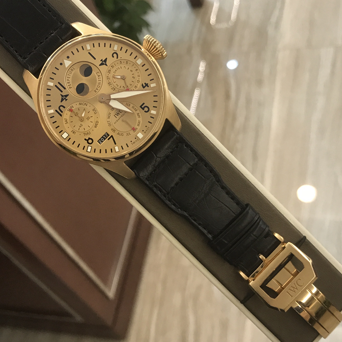 IWC 万国 飞行员系列， IW502639，新款金面万年历。44毫米表径，18K玫瑰金表壳，7日链动力储备显示。背透自动上弦机械机芯。 未使用品全套附件齐全。