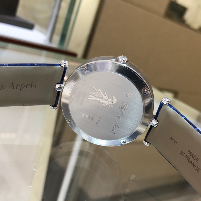 Van Cleef & Arpels 梵克雅宝 诗意复杂功能腕表系列， VCARN9VI00。梵克雅宝恋人之桥腕表的技术和创意名动一方，在表盘中，男孩显示分钟，女孩显示小时，表盘成为一对恋人的相遇地点，在每天23：55的时候女孩终于轻轻一跃，扑到男孩怀中，深情拥吻5分钟，这款腕表堪称机械与爱情的完美结合。 未使用品全套附件齐全。