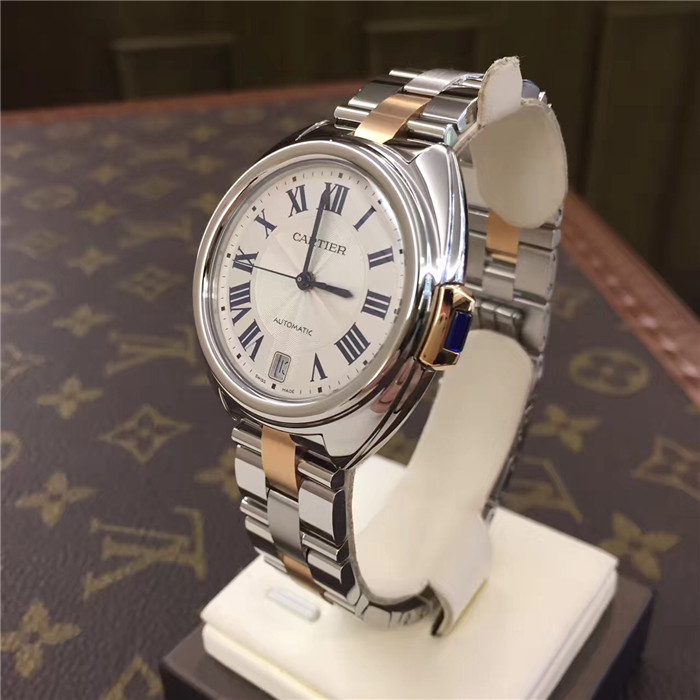 Carrier 卡地亚 Cle de Cartier 钥匙系列，W2CL0003。35毫米表径，18K玫瑰金/精钢，六点位置日期显示，18K玫瑰金钥匙形表冠，镶嵌一颗合成尖晶石。镀银雕纹表盘，带太阳纹放射效果，罗马数字时标。剑形蓝钢指针。蓝宝石水晶镜面和蓝宝石水晶透明表背。18K玫瑰金与精钢表链。?自产1847 MC 型工作坊精制自动上链机械机芯。专柜定价：63000元。
