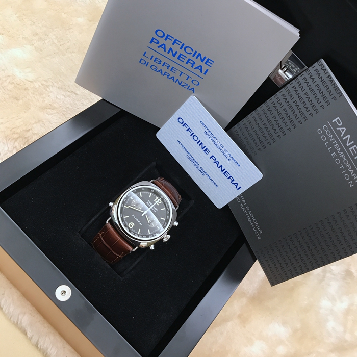 Panerai 沛纳海  限量珍藏款系列，PAM 00214。精钢表壳，45毫米表径，黑色面盘，计时功能自动上弦机械机芯。专柜定价：123500元。 全套附件齐全。