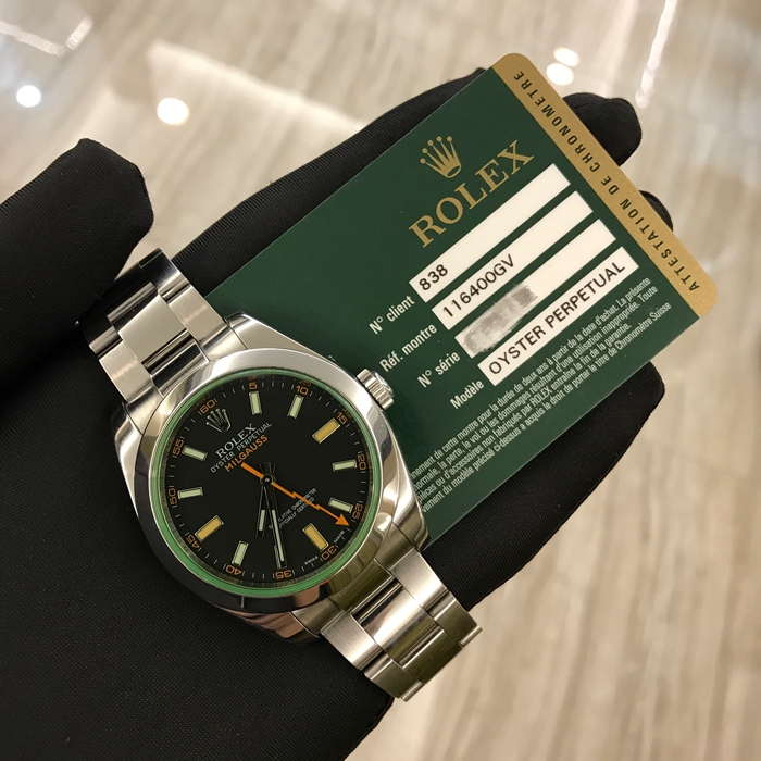 ROLEX 劳力士 MILGAUSS系列?，116400GV。40毫米表径，精钢表壳，绿玻璃，橙色闪电针?，自产3131自动上弦机械防磁机芯，动力储备48小时。专柜定价：63200元。 单表附保卡。