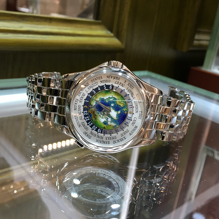 PATEK PHILIPPE 百达翡丽 复杂功能时计系列，5131/1P-001。39.5毫米表径，PT950铂金表壳，表盘中心为掐丝珐琅工艺制作的北极地图图案，世界时间，24个时间的24小时与昼/夜显示。240 HU自动上弦机械机芯，动力储备48小时，专柜定价：982100元。 未使用品单表附保卡。