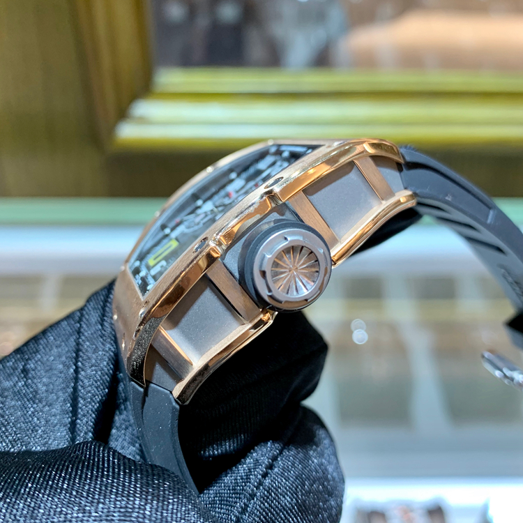 RICHARD MILLE 理查德米勒 男士系列，RM 030。50x42.7毫米表径，18K玫瑰金表壳，酒桶型镂空面盘，7点位置为日期显示，自动上弦机械机芯。 单表无附件。