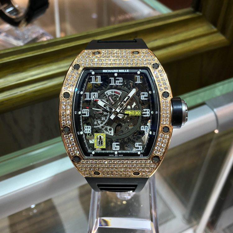 RICHARD MILLE 理查德米勒 男士系列，RM 030。50x42.7毫米表径，18K玫瑰金后加钻表壳，酒桶型镂空面盘，七点位置为日期显示，自动上弦机械机芯。 单表无附件。