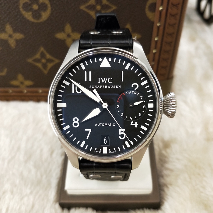 IWC 万国 飞行员系列，IW500901。46毫米表径，精钢表壳，黑色面盘，中央秒针附掣停装置，三点位置动力储备显示，六点位置视窗式日期显示，双面防反光凸状蓝宝石玻璃表镜，Glucydur ? 铍合金平衡摆轮，摆轮臂配置高精度微调凸轮，自动上弦机械机芯，动力储备168小时（7天）。 单表无附件。