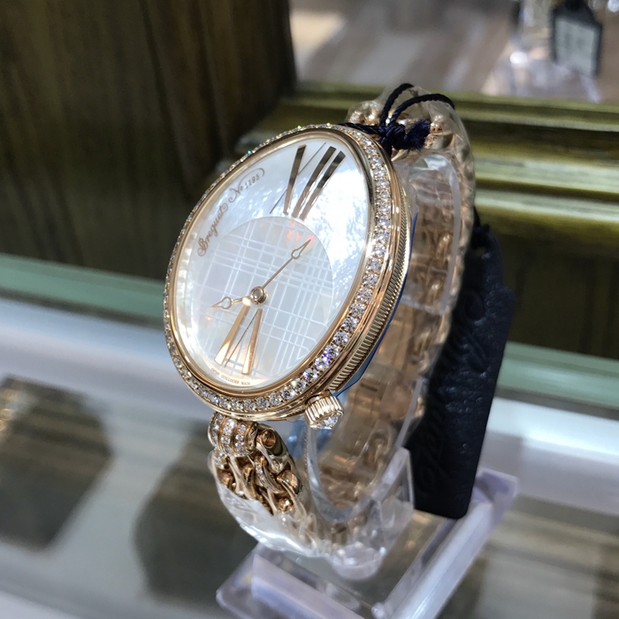 Breguet 宝玑 Reine de Naples 那不勒斯皇后系列，8965BR/5W/J53 DDD0。43x34.95毫米表径，18k玫瑰金鹅卵形表壳，珍珠贝母盘，金质字罗马时标，自动上弦机械机芯，专柜定价50多万。 未使用品全套附件齐全。