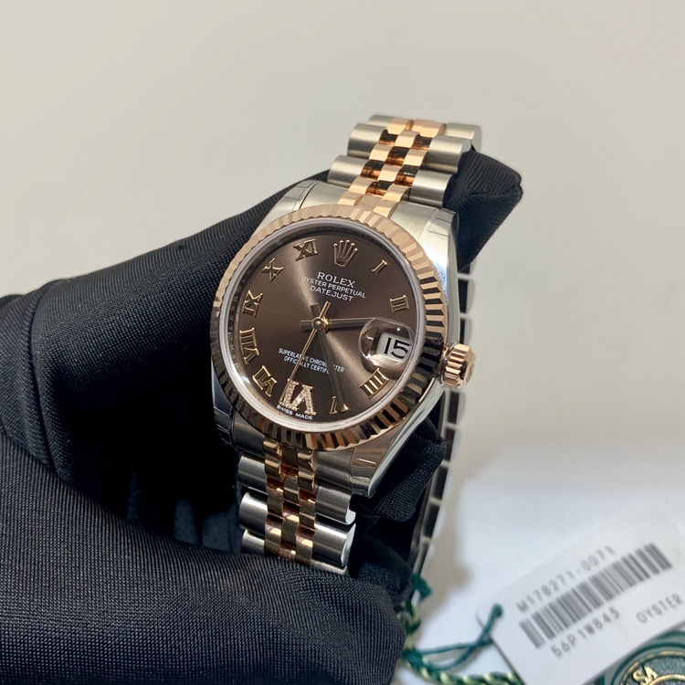 Rolex 劳力士 女装日志型系列，178271。31毫米表径，18K玫瑰金/精钢表壳，巧克力色镶有钻石面盘，罗马数字时标，3点位置防反光凸透式放大（2.5倍）日历窗，Cal.2235自动上弦机械机芯，动力储备48小时。专柜定价：90100元。 单表附保卡。