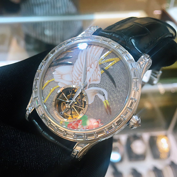 Jaeger-LeCoultre 积家 master 大师系列，珐琅瓷面白鹤亮翅大T钻陀飞轮，42毫米表径，T方钻圈钻耳，雕花表壳。全球限量3枚第1枚，公价200多万。 未使用品单表无附件。