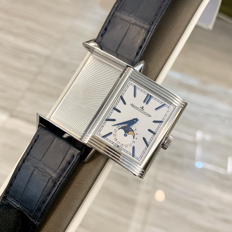 Jaeger-LeCoultre 积家 Reservo 翻转腕表系列，3958420。49.4 X 29.9 毫米表径，精钢方形表壳，银白/蓝色面盘，正面：太妃形指针，镀银粒纹面盘, 镶贴时标。背面：蓝色， 巴黎钉头饰纹扭索饰纹面盘, 镶贴时标，月相显示、双时区、日期显示功能，853A手动上弦机械机芯，动力储备42小时，专柜定价：98500元。 全套附件齐全。