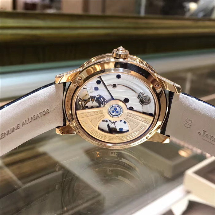 Jaeger-LeCoultre 积家约会系列，Q3412405，39毫米表径，玫瑰金原镶钻，贝母面表盘，六点位置陀飞轮装置，背透自动机械。公价625000元。 未使用品全套附件齐全。