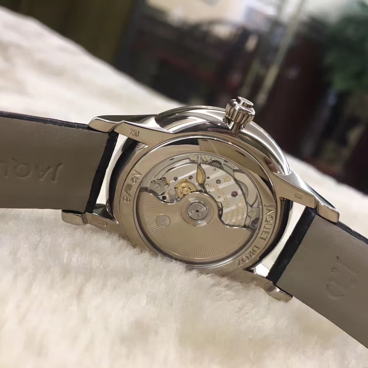雅克德罗 L-Heure Selenite 月亮之神J005014205，18K白金镶钻表壳，象牙色珍珠贝母面镶黑色缟玛瑙面盘，39mm蓝宝石水晶玻璃镜面及透明表背男表，自动机械，全球限量8支，公价30万人民币。钟意现货一枚，欢迎品鉴。