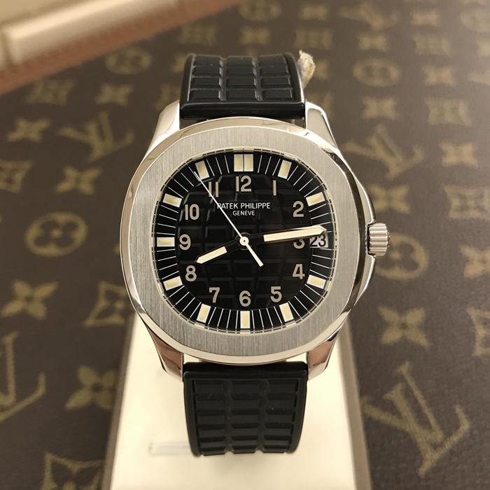 PATEK PHILIPPE 百达翡丽，5065A。38毫米表径，精钢表壳，黑色酒桶型面盘，中心大秒针，视窗式日期显示，自动上弦机械机芯。 单表附保卡。