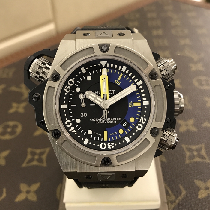 Hublot 宇舶 王者至尊系列，732.NX.1127.RX。48毫米表径，钛金属表壳，黑色面盘，5点位置日期显示，9点位置小秒针，计时功能自动上弦机械机械。专柜定价：153900元。 未使用品单表无附件。